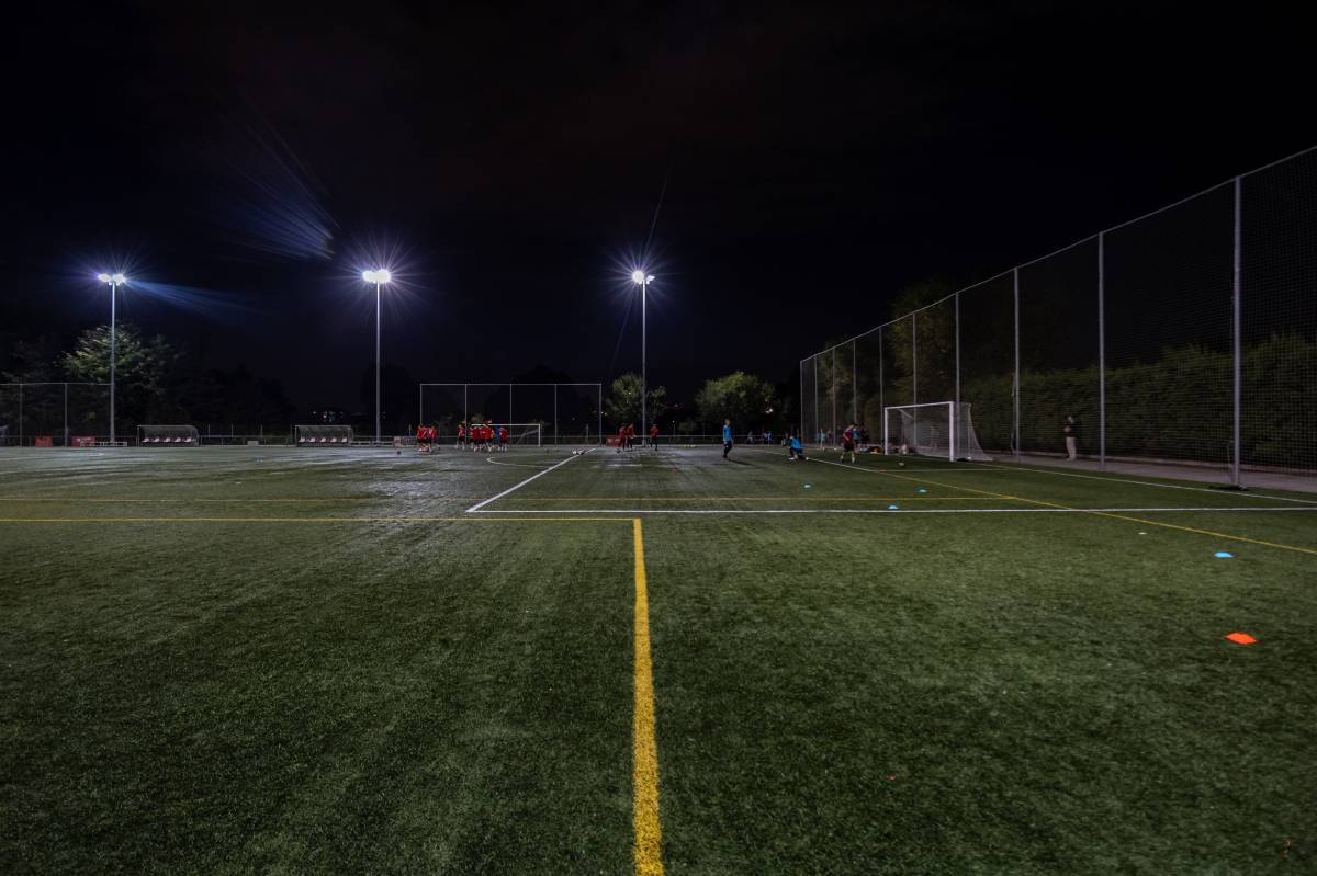 Jugar a futbol a les fosques: el Tibidabo denuncia la manca d'il·luminació al municipal de Torre-romeu