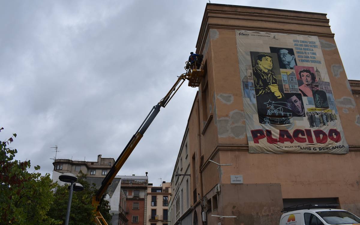 Manresa instal·la un enllumenat ornamental per il·luminar de nit la façana de la Buresa