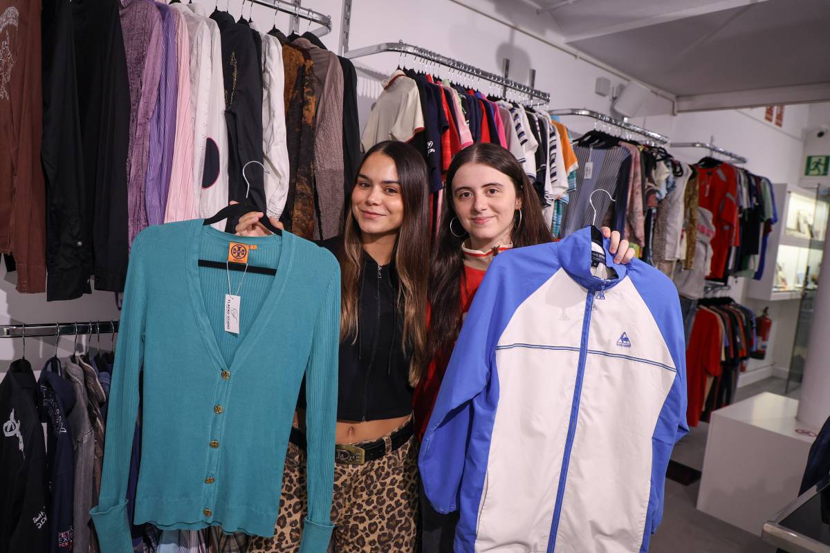 Dues joves planten cara al 'fast fashion': obre una botiga de roba vintage i de segona mà a Sabadell 