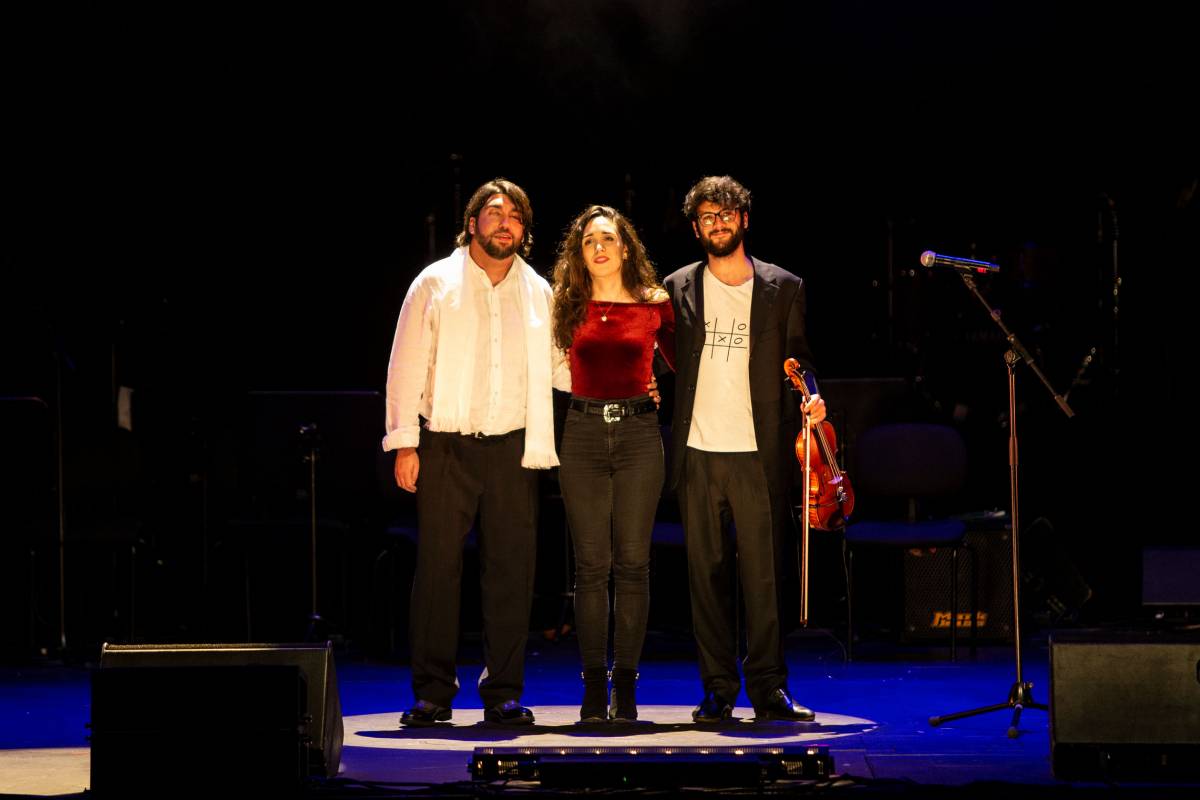 El grup, amb Oñate, Aalabau i el violinista Francesc Guzmán - Doménech Lampar El grup, amb Oñate, Aalabau i el violinista Francesc Guzmán