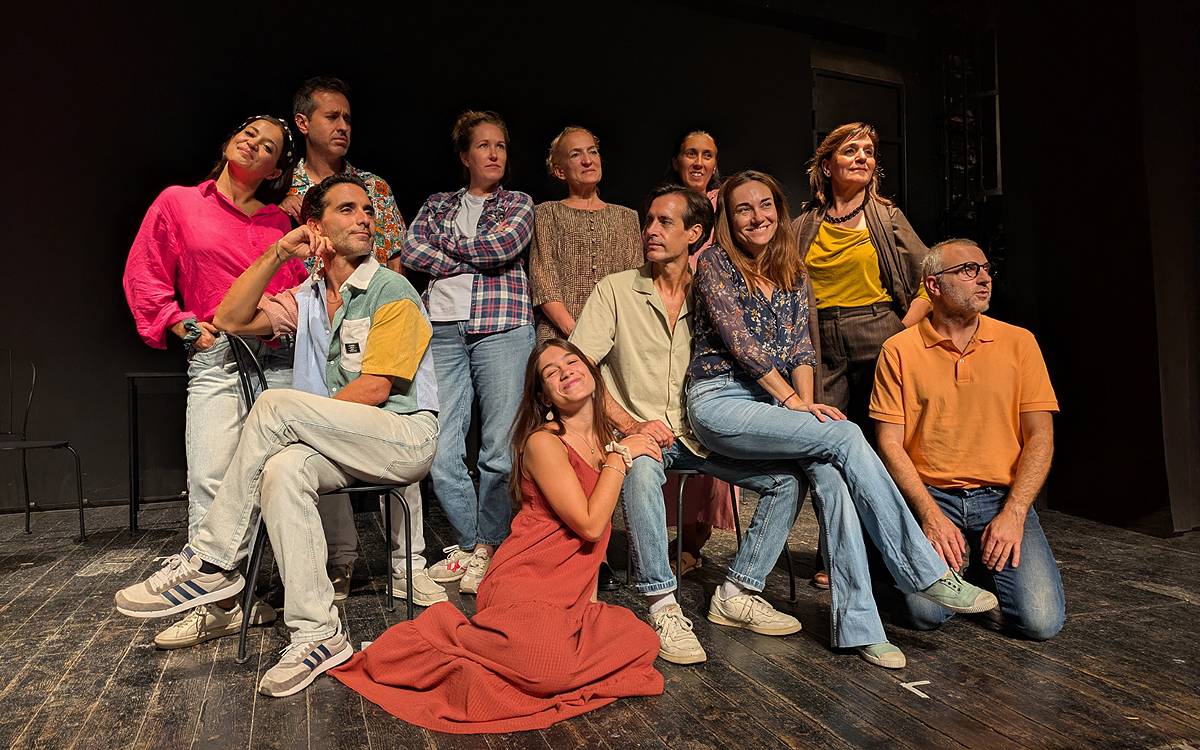 La companyia Els Carlins reinventa el drama d'«Agost» amb una comèdia de teatre dins del teatre