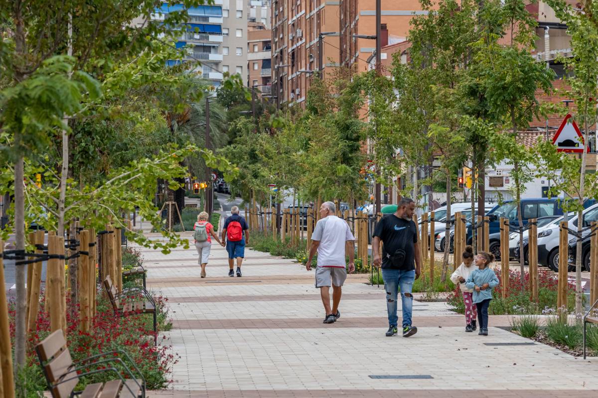 Veïns passejant per un dels espais que ja s`han renovat - Juanma Peláez Veïns passejant per un dels espais que ja s`han renovat