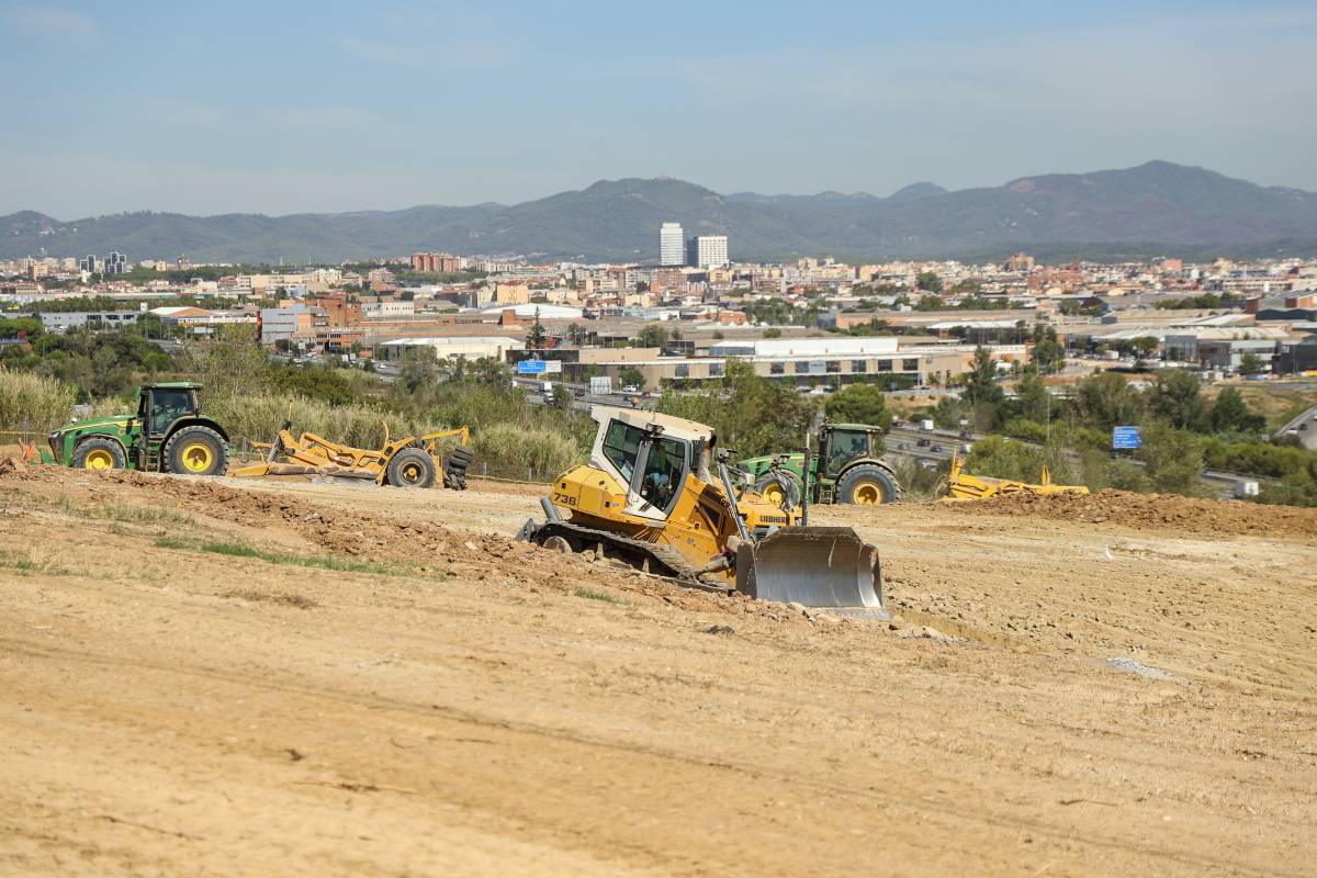 Moviment de terres a la parcel·la on s`instal·larà ABB Robotics - Víctor Castillo Moviment de terres a la parcel·la on s`instal·larà ABB Robotics