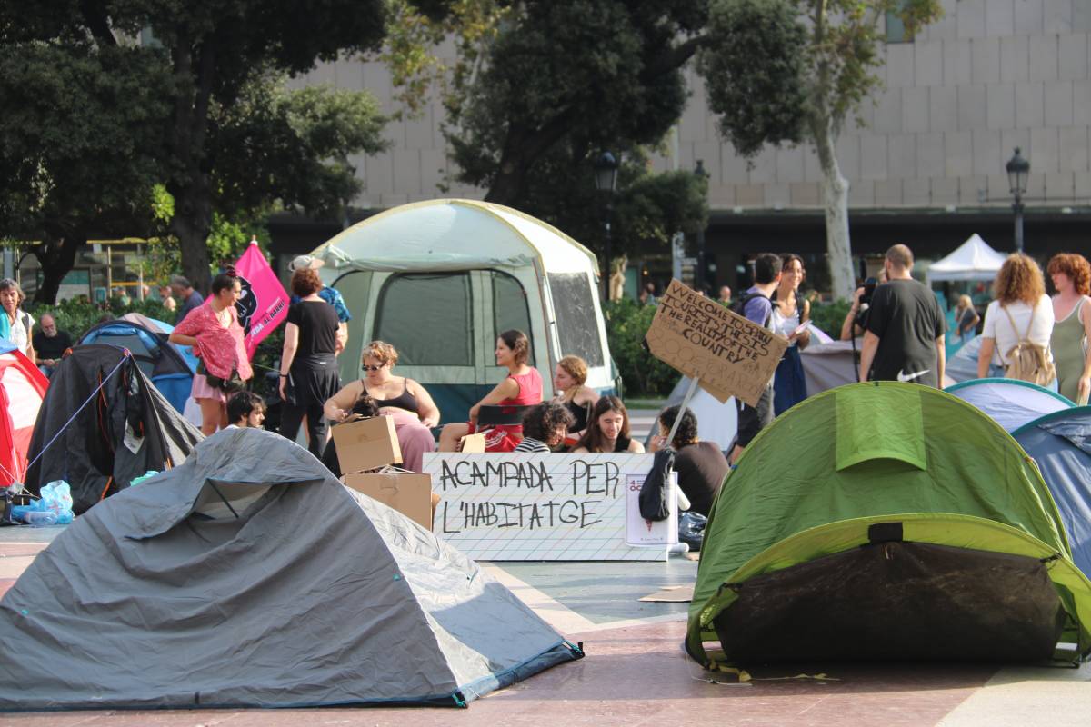 El Sindicat de Llogateres fa una crida a unir-se a l'acampada de plaça Catalunya