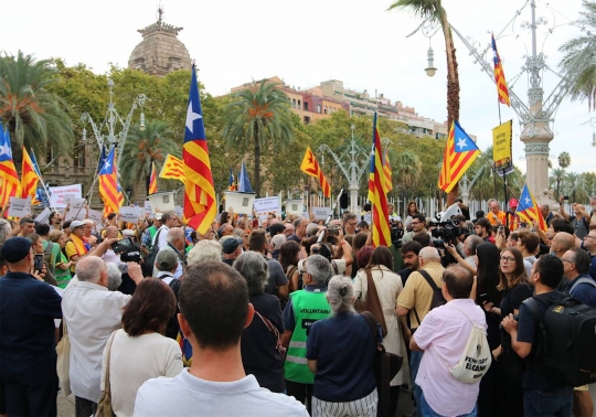 Desenes d'independentistes es concentren davant l'Audiència l'últim dia de judici de Roger Español
