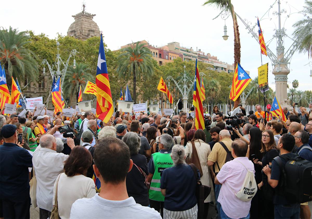 Desenes d'independentistes es concentren davant l'Audiència l'últim dia de judici de Roger Español