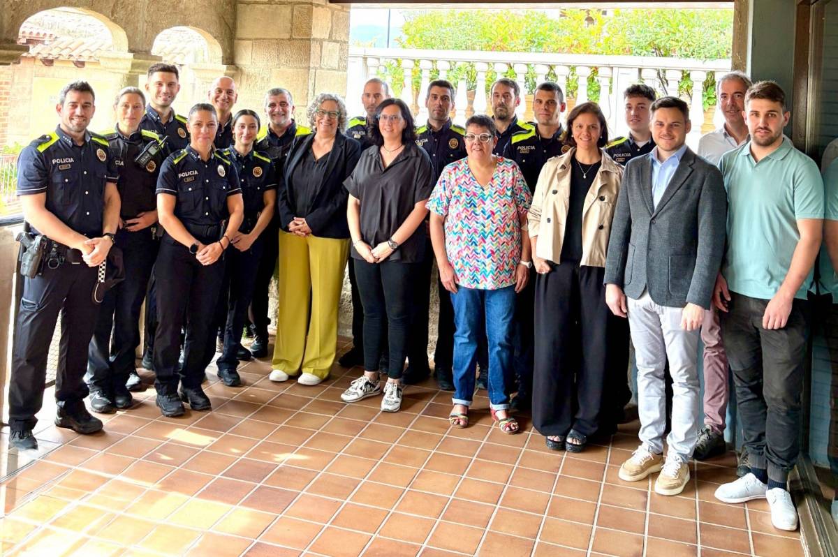 Foto de grup amb els agents i alcaldessa i regidors - Aj Solsona Foto de grup amb els agents i alcaldessa i regidors