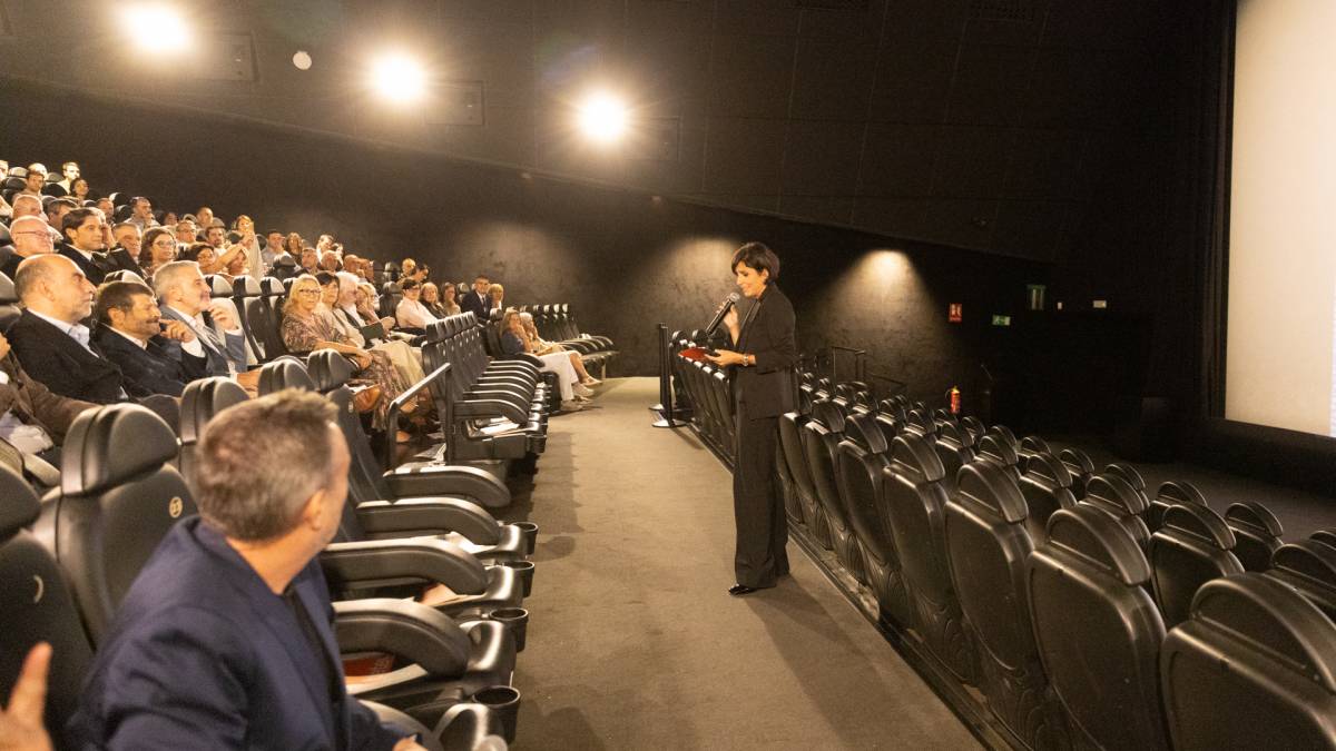 La directora de Betevé, Georgina Ferri, en l`acte de presentació de la docusèrie amb Jaume Collboni i Albert Battle