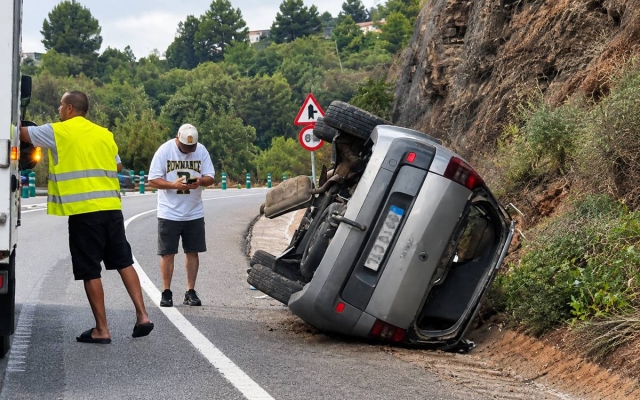 Un vehicle bolca a la C-58 a Castellbell i el Vilar