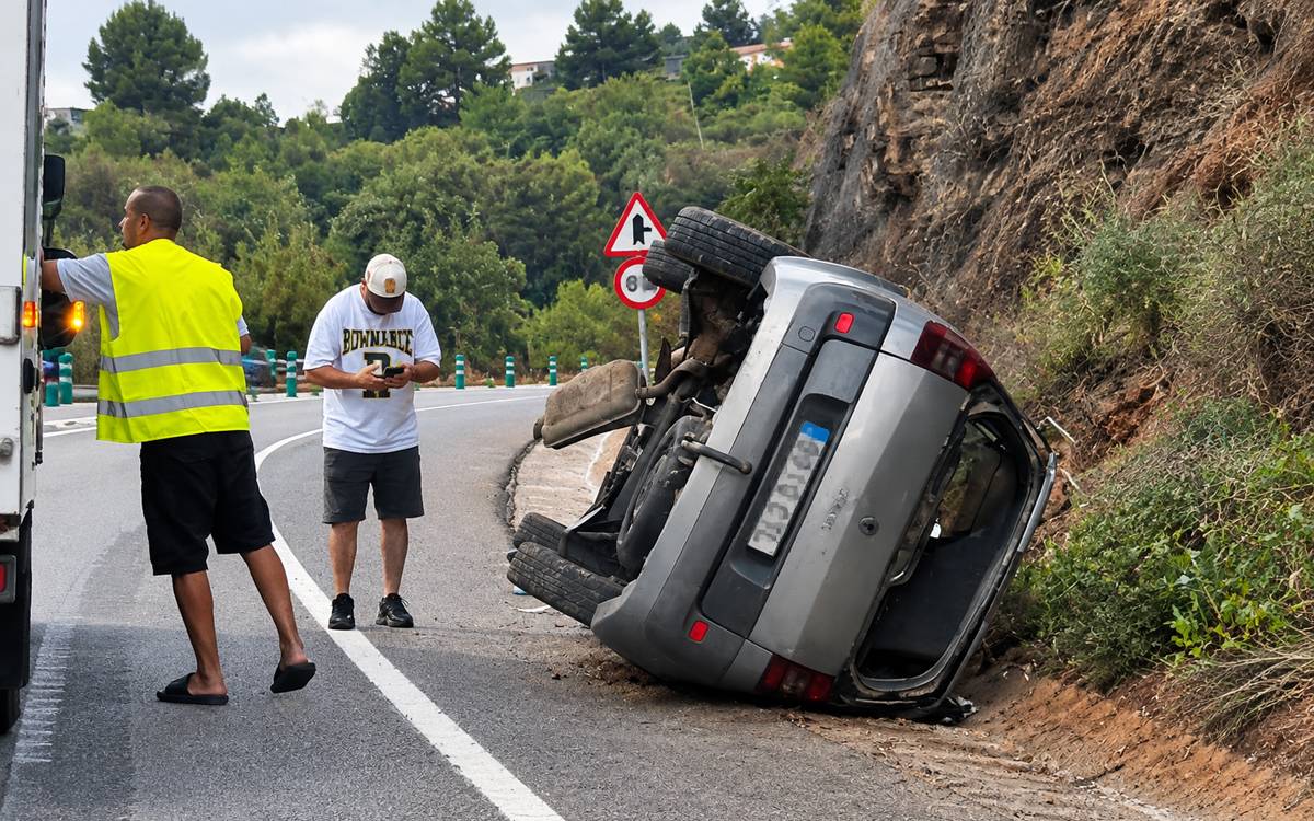 Un vehicle bolca a la C-58 a Castellbell i el Vilar