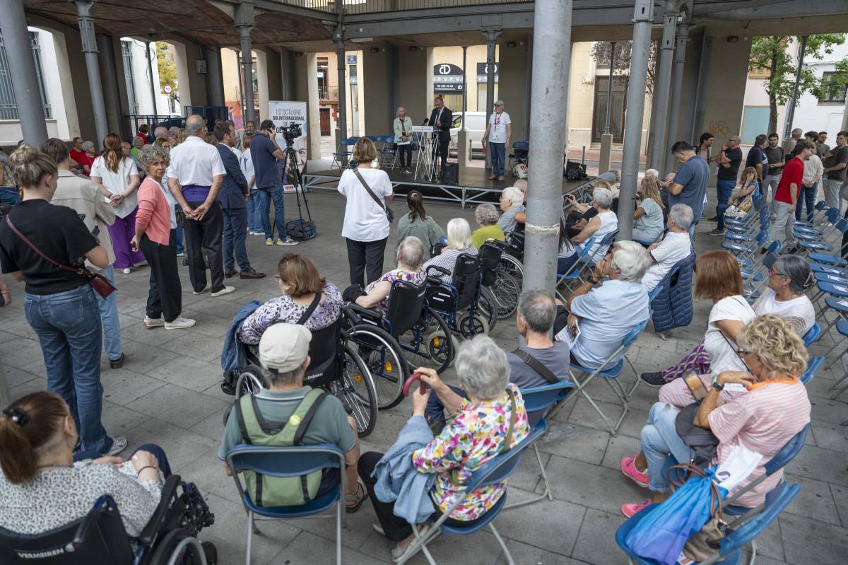 L’acte institucional del Dia Internacional de les Persones Grans s`ha celebrat a la plaça del Vapor Vental - ALBERTO TALLÓN L’acte institucional del Dia Internacional de les Persones Grans s`ha celebrat a la plaça del Vapor Vental