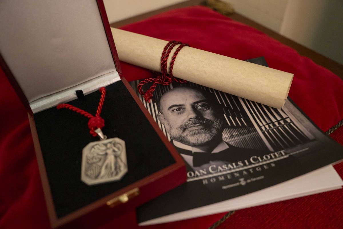 Les distincions i l`opuscle editat en homenatge a Joan Casals - Alberto Tallón Les distincions i l`opuscle editat en homenatge a Joan Casals