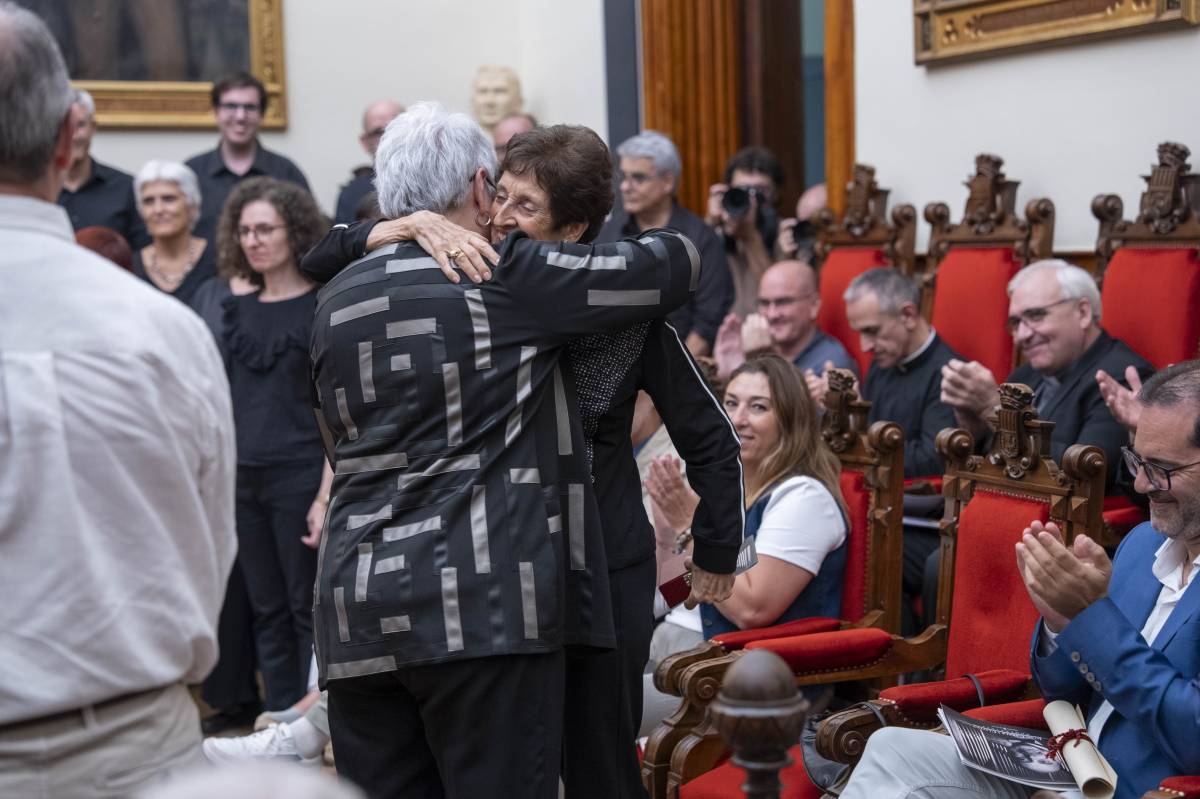 Abraçada entre Rosa Maria Ribera i Maria Carme Ibáñez - Alberto Tallón Abraçada entre Rosa Maria Ribera i Maria Carme Ibáñez