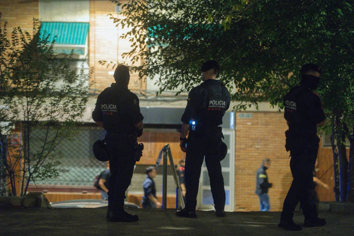Agents dels Mossos a a Can Parellada, on han tingut lloc els fets - NEBRIDI ARÓZTEGUI Agents dels Mossos a a Can Parellada, on han tingut lloc els fets