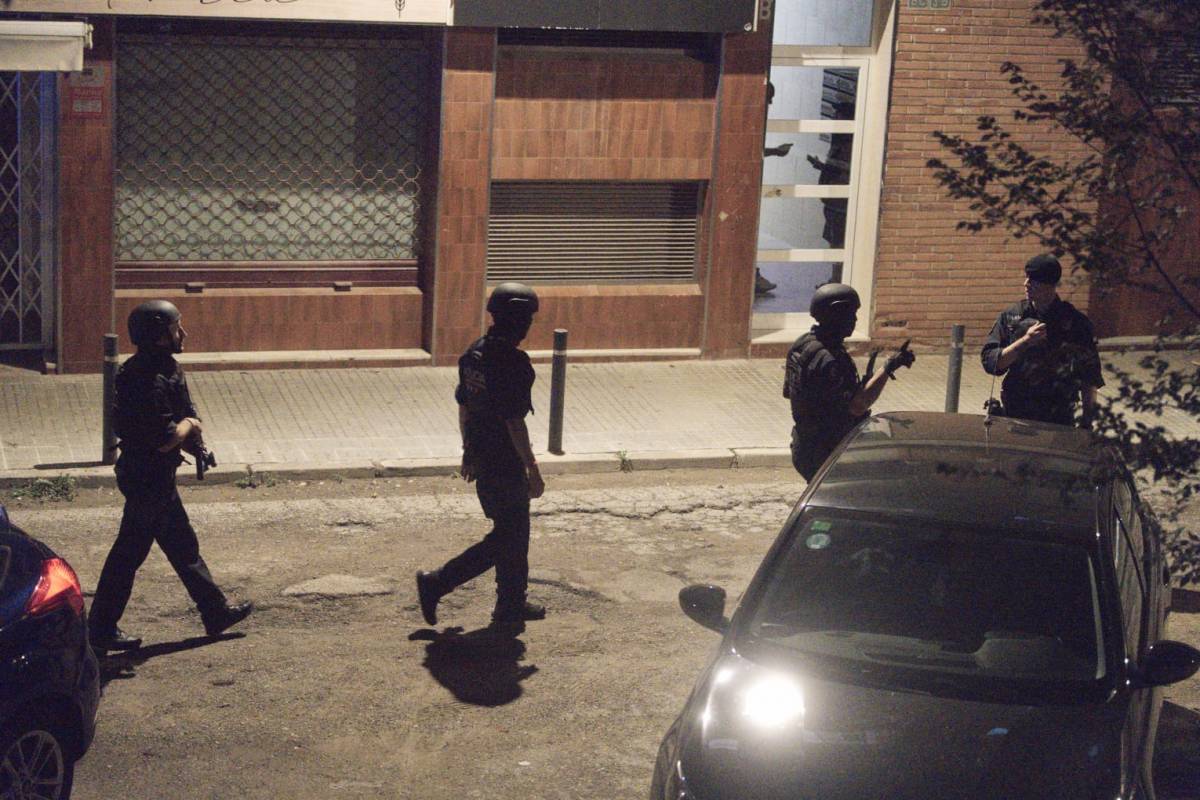 Agents dels Mossos a a Can Parellada, on han tingut lloc els fets - NEBRIDI ARÓZTEGUI Agents dels Mossos a a Can Parellada, on han tingut lloc els fets