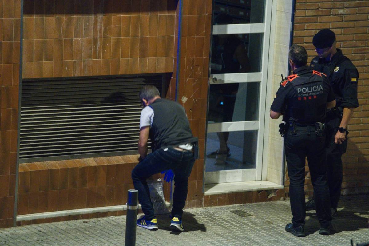 Agents dels Mossos a a Can Parellada, on han tingut lloc els fets - NEBRIDI ARÓZTEGUI Agents dels Mossos a a Can Parellada, on han tingut lloc els fets