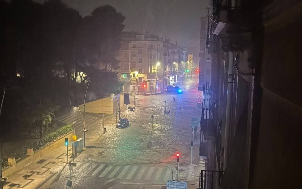 Una vintena d’avisos per inundacions en una hora al Baix Ebre, la majoria a Tortosa