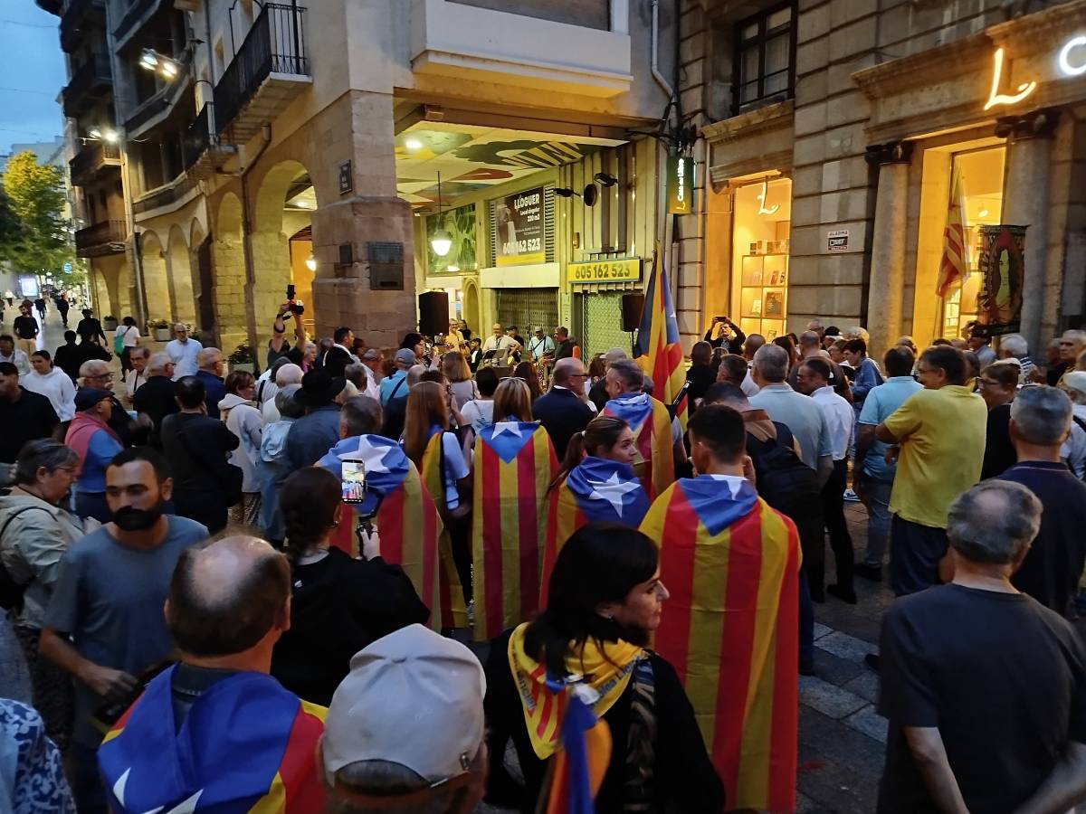 Un centenar de persones recorden l’1-O a la plaça Paeria de Lleida