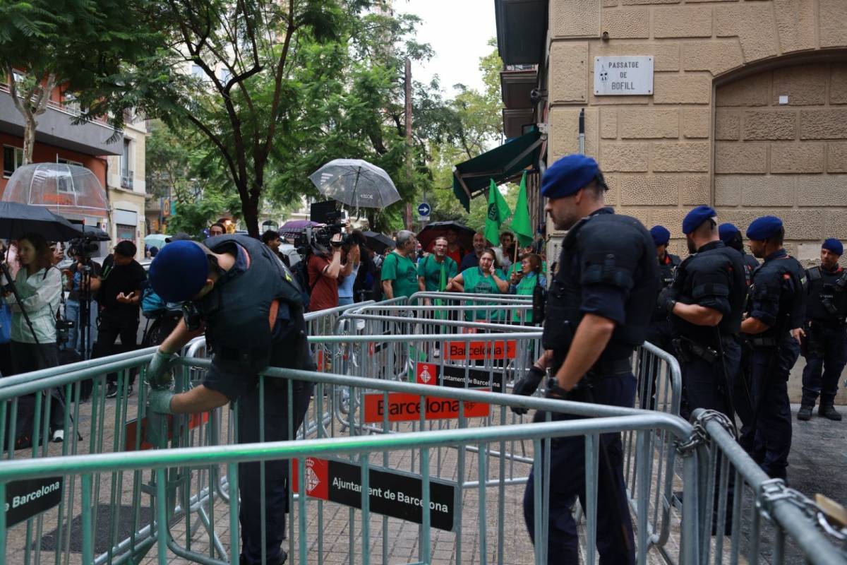 Els Mossos blinden la seu de Junts davant protestes pel «no» als decrets d'habitatge
