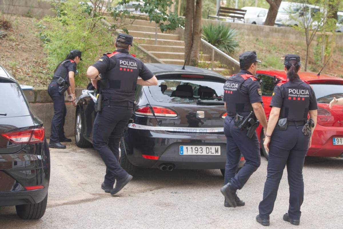 Agents dels Mossos treballant al lloc dels fets aquest matí - NEBRIDI ARÓZTEGUI