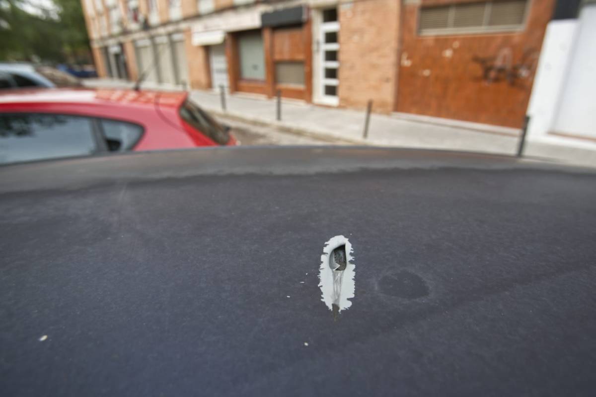 Forat de bala en un dels cotxes de la zona del tiroteig - NEBRIDI ARÓZTEGUI