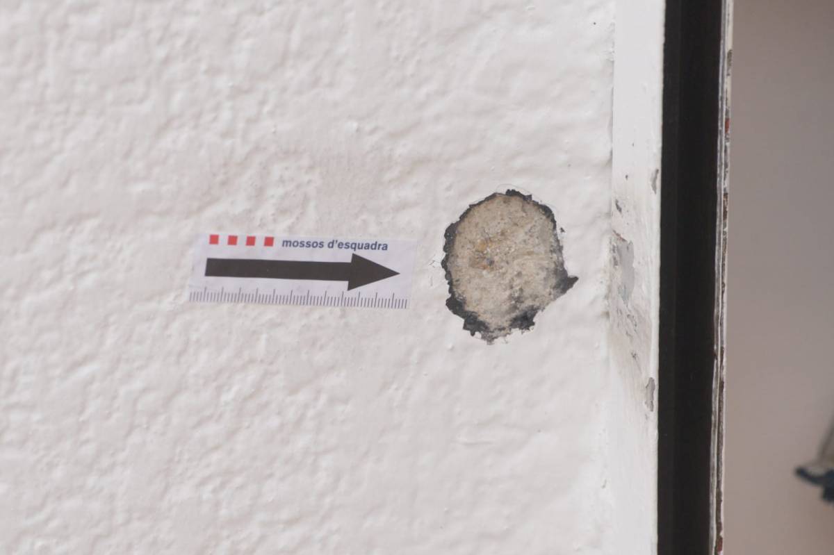 Forat de perdigó d'escopeta una de les parets del bloc de pisos del carrer d'Europa - NEBRIDI ARÓZTEGUI