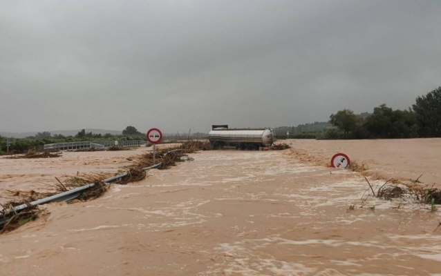 Els Bombers desallotgen vuit persones a Tortosa i rescaten dos camioners atrapats pels aiguats a la C-12