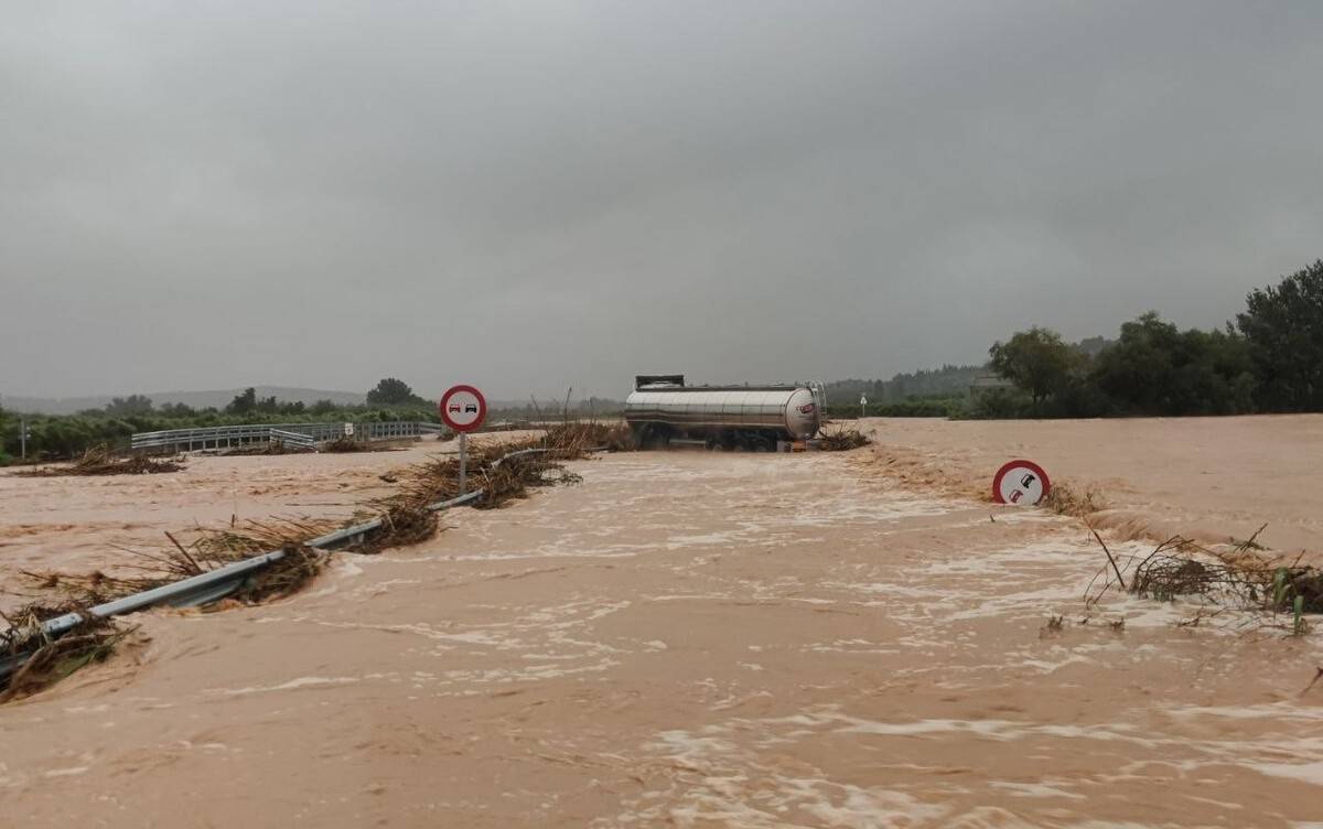 Els Bombers desallotgen vuit persones a Tortosa i rescaten dos camioners atrapats pels aiguats a la C-12