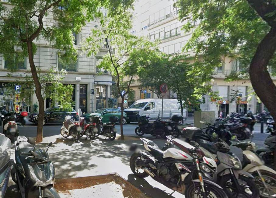 Mor una dona de 76 anys atropellada per un camió de la neteja a Gràcia