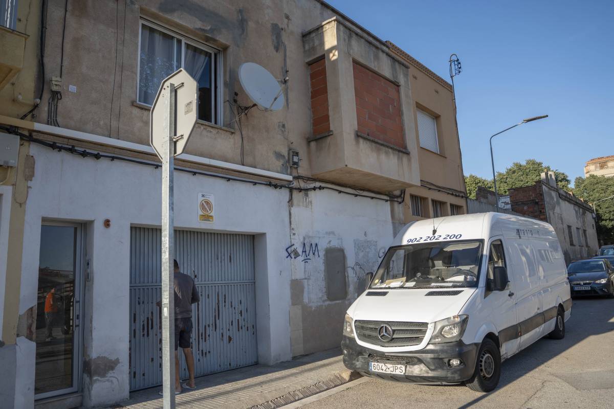 Enderrocaran un edifici a la Maurina: es volen evitar ocupacions i filtracions a les finques veïnes