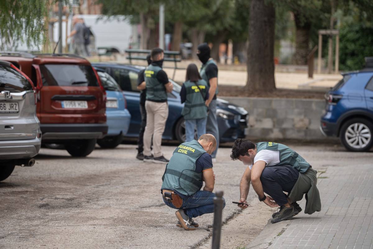 FOTOS | Desplegament policial a Can Parellada per investigar el tiroteig que va deixar dos guàrdies civils ferits