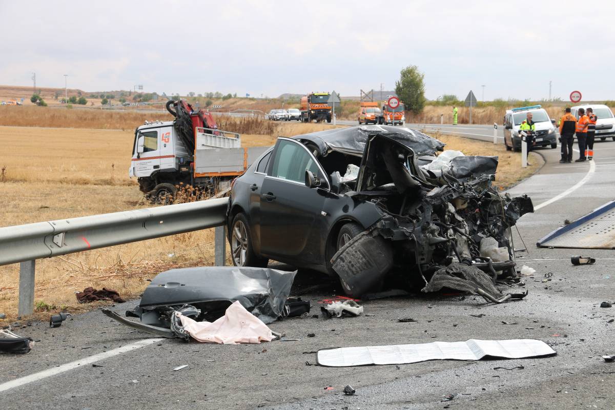Mor la conductora d’un turisme en un xoc contra un camió a l’A-14R2 a Almenar