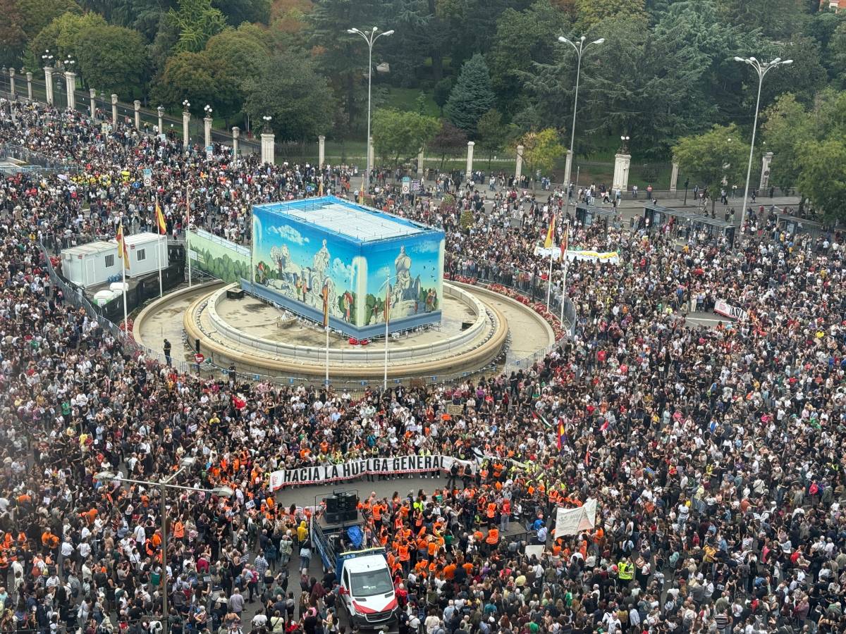 La marxa multitudinària per l’habitatge de Madrid exigeix una vaga general i carrega contra Junts
