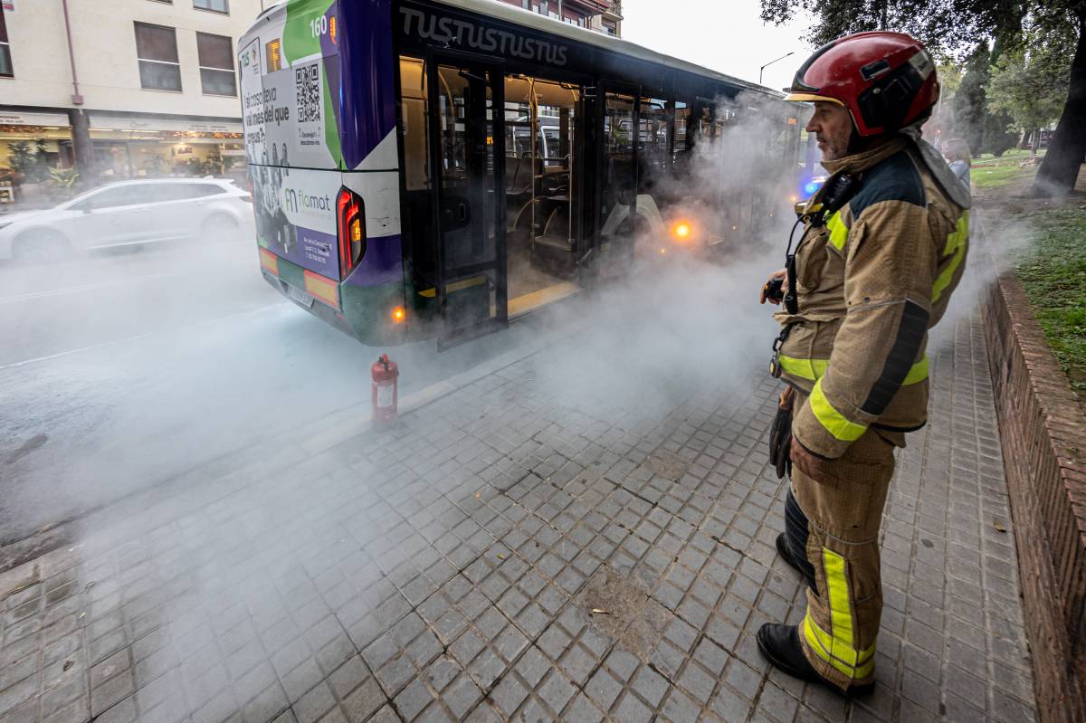 Una avaria al motor d’un autobús obliga a evacuar els seus passatgers