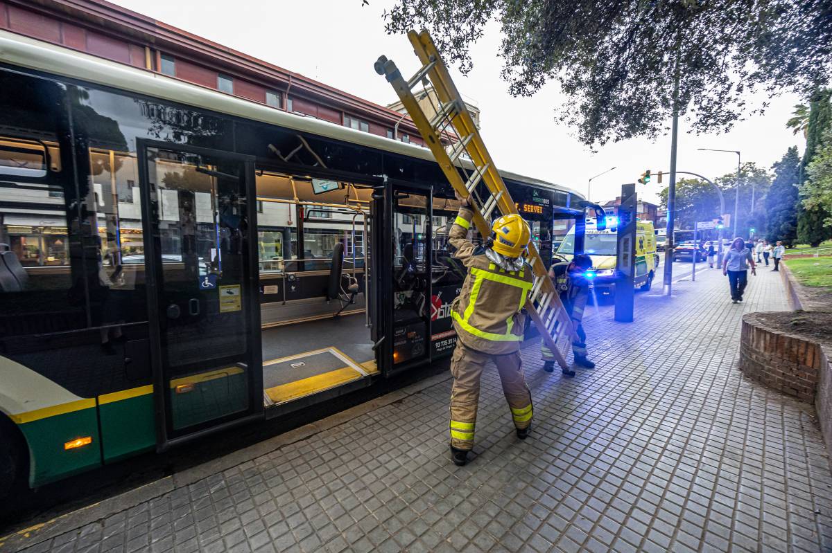L'actuació dels Bombers a la plaça de les Dones del Tèxtil - JUANMA PELÁEZ