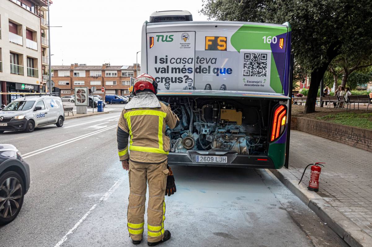L'actuació dels Bombers a la plaça de les Dones del Tèxtil - JUANMA PELÁEZ