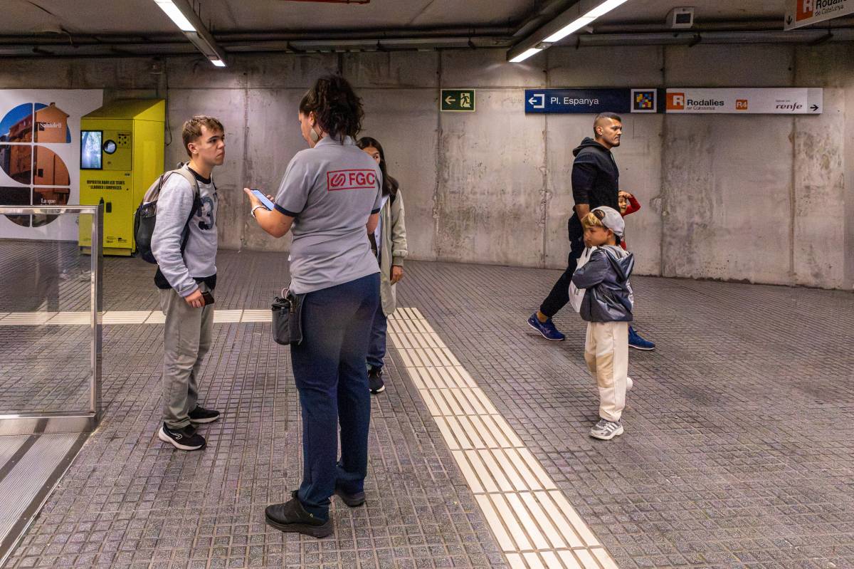 Una treballadora del servei de Ferrocarrils explica la situació - JUANMA PELÁEZ Una treballadora del servei de Ferrocarrils explica la situació