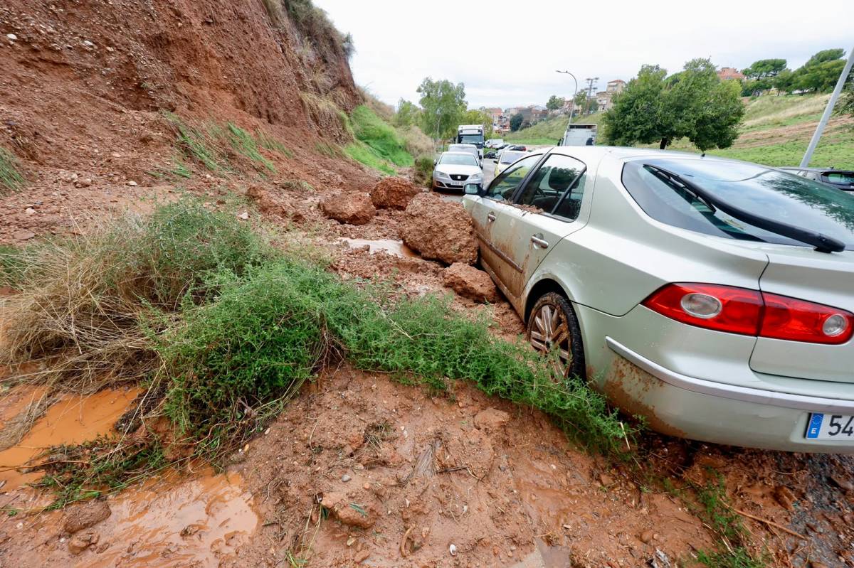Un vehicle afectat per una esllavissada al barri de Can Puiggener - JUANMA PELÁEZ Un vehicle afectat per una esllavissada al barri de Can Puiggener
