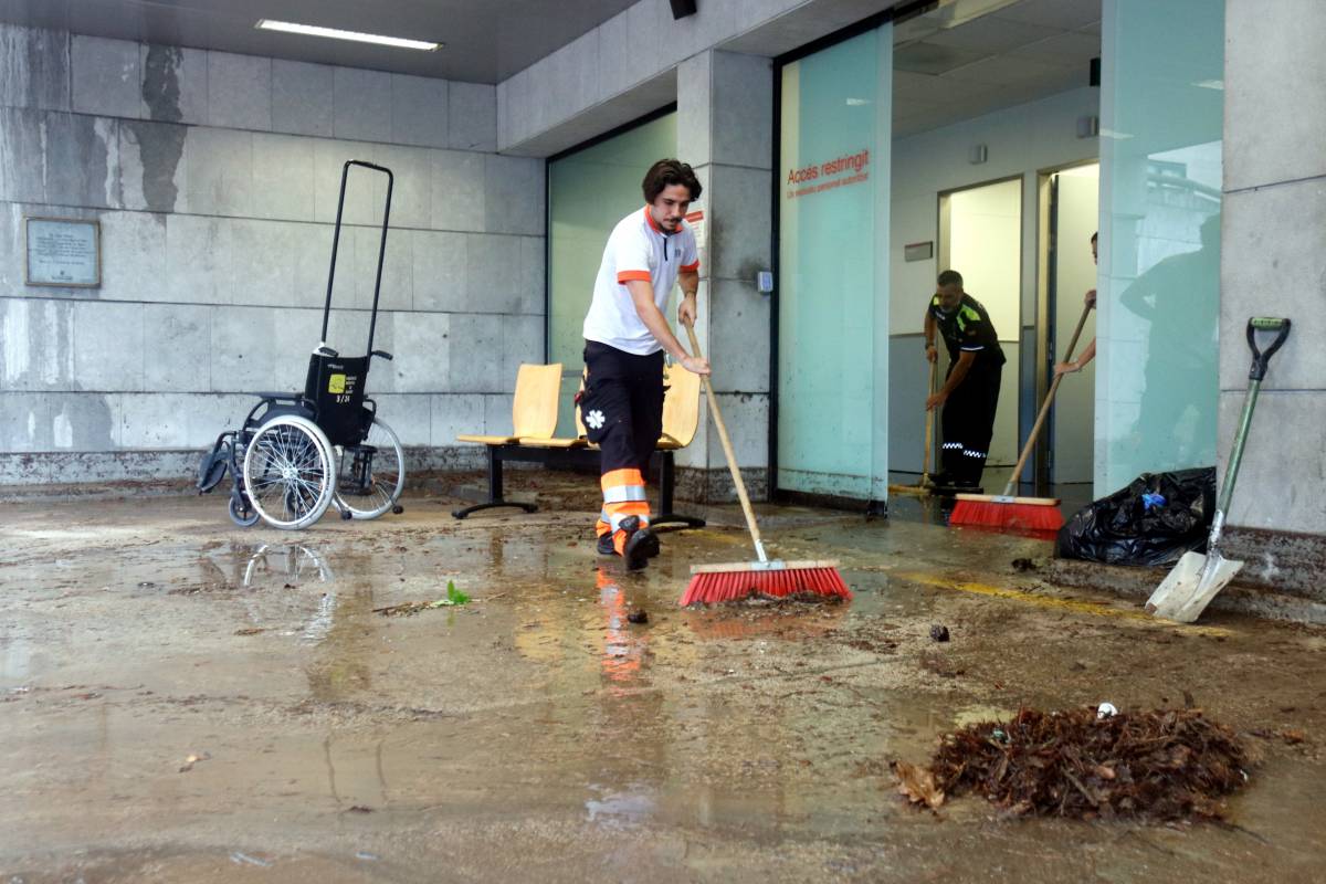 L'entrada a les urgències de l'Hospital Comarcal de la Selva, que s'han inundat arran de l'aiguat d'aquest diumenge - Xavier Pi / ACN