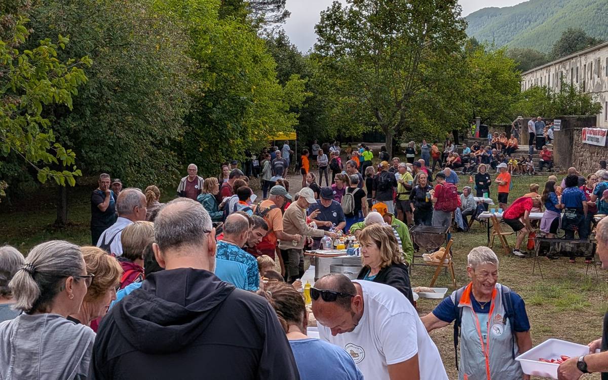 250 persones caminen de Súria i Callús contra la macroplanta de biogàs de Sant Mateu