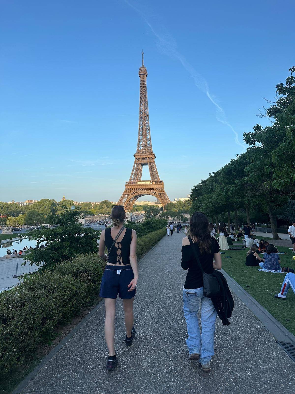 La Laia de la Torre, caminant per París amb una companya  - Cedida