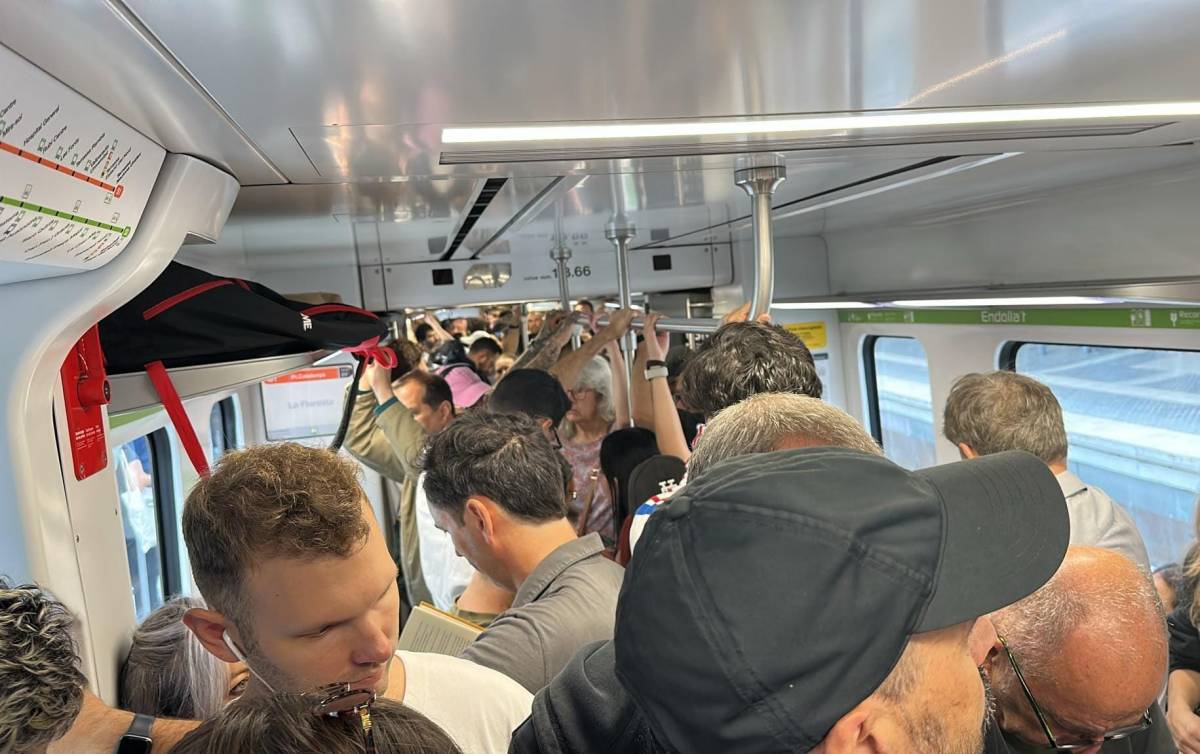 VÍDEO | FGC recupera progressivament el servei mentre Rodalies continua aturada i provoca aglomeracions als trens
