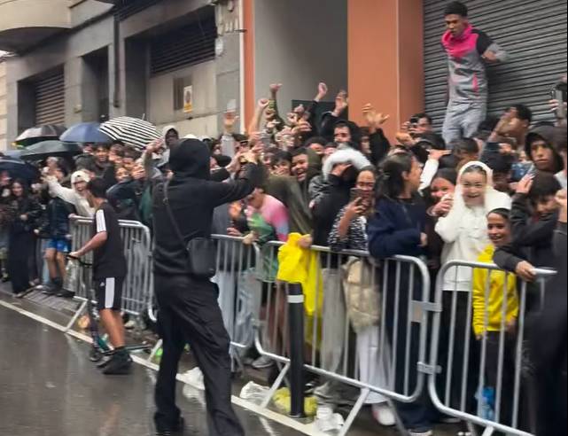 Bogeria i grans cues per menjar a un euro: així ha estat l’obertura d'una famosa cadena de 