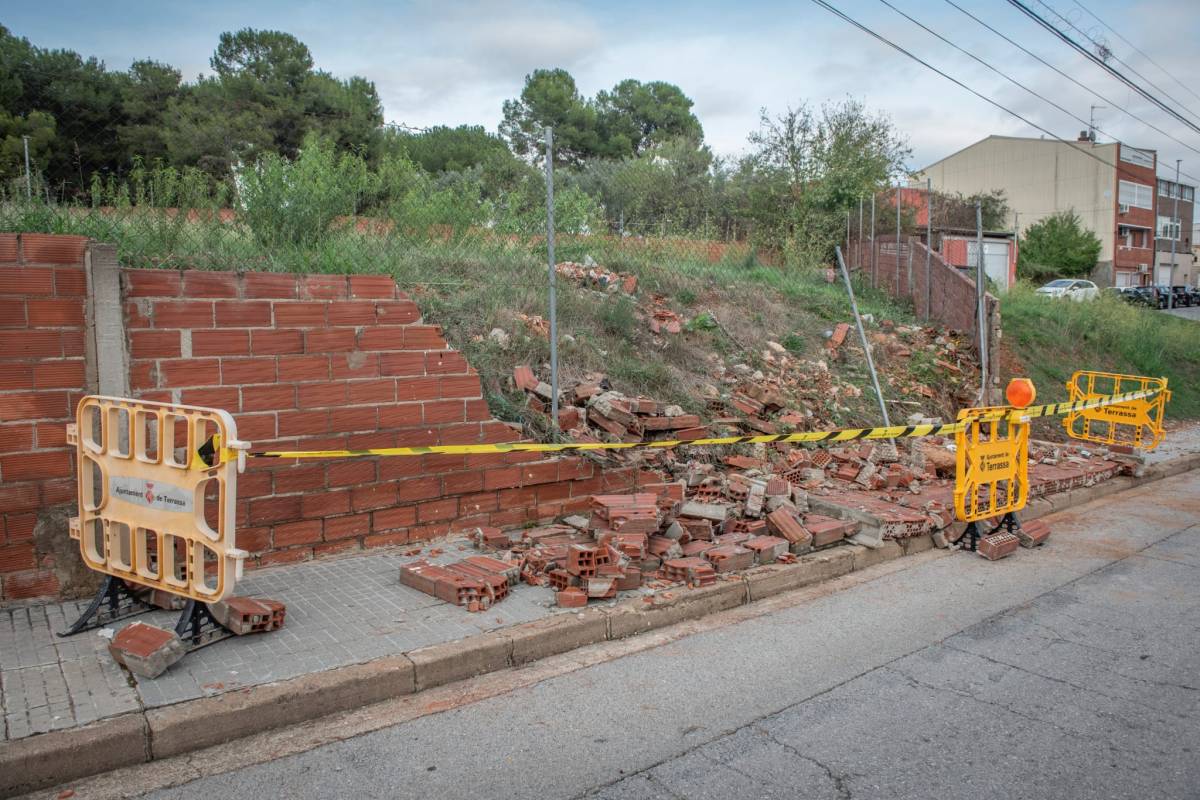 Un mur ha cedit al carrer de Vigo per les fortes tempestes d'aquest cap de setmana - POL ORTEGA