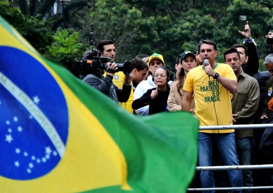 Flávio Bolsonaro guanya a Lula i frega el 50% dels vots a la primera volta de les eleccions del Brasil
