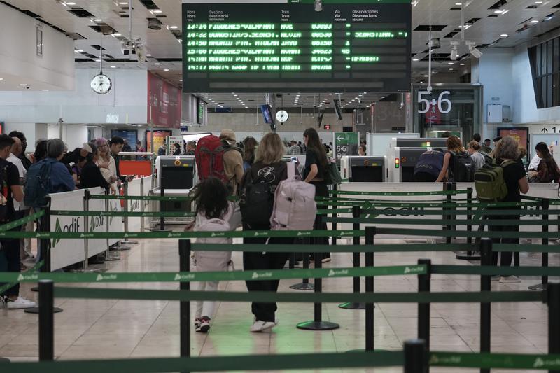 Malson a l'alta velocitat entre Barcelona i Madrid: «Només ens han donat una ampolla d'aigua»