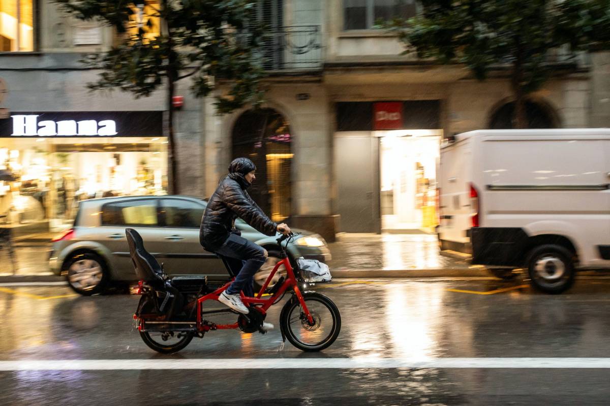 Una escola del barri del Putxet de Barcelona, inundada pel temporal de pluges