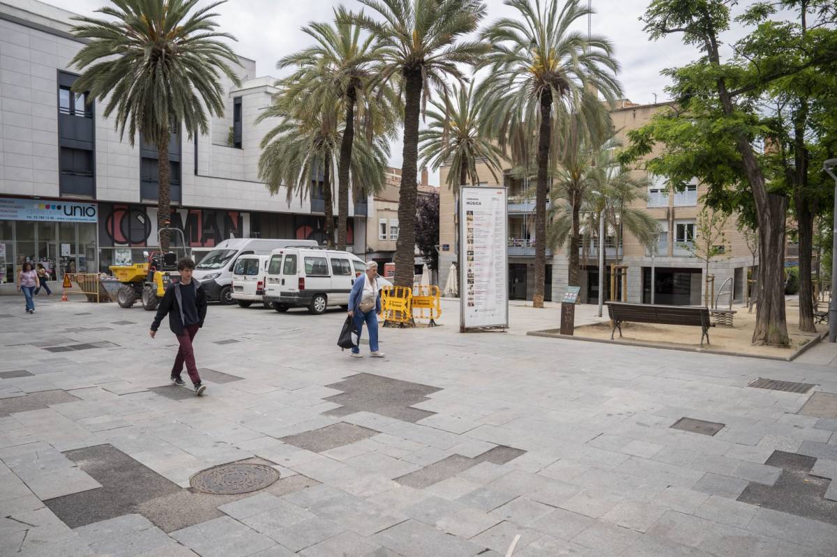 Comencen les obres per millorar el vial lateral de la plaça de Salvador Espriu