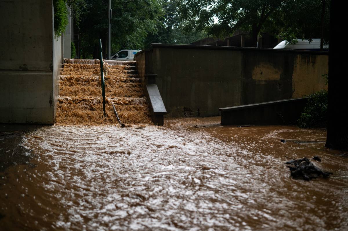 Sis famílies desallotjades i dos escoles tancades a Barcelona del temporal de pluges