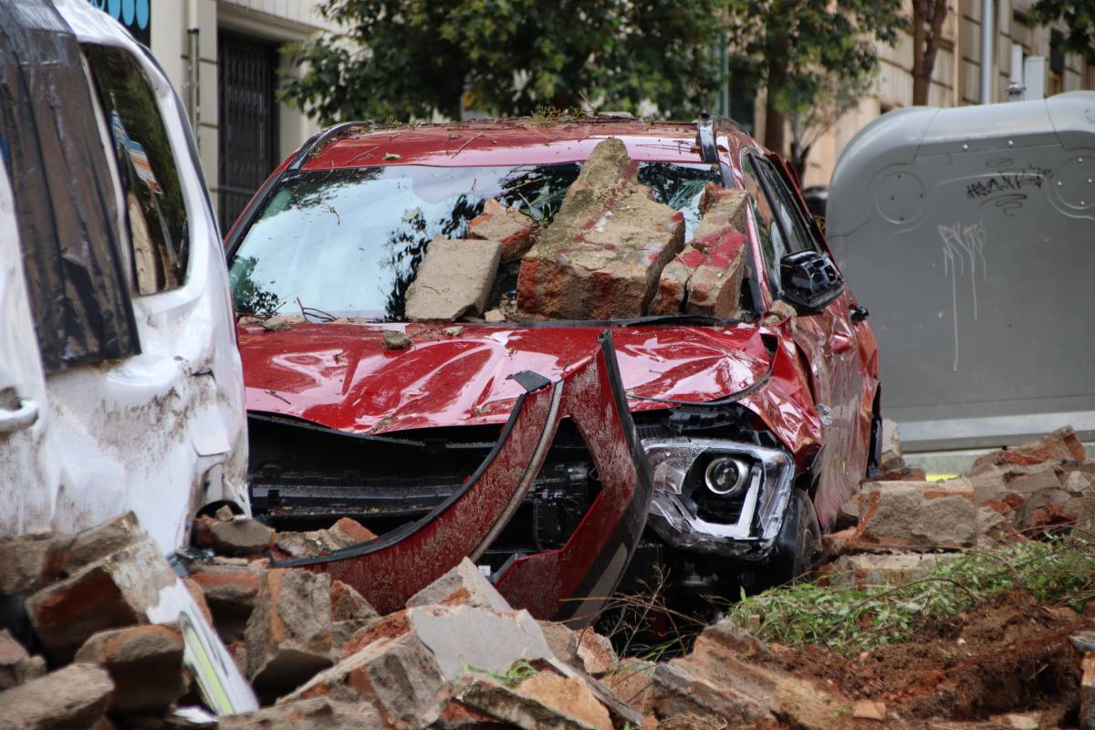 Un cotxe totalment destrossat després de la caiguda d'un mur al carrer Ciutat de Balaguer, a Barcelona - Blanca Blay / ACN